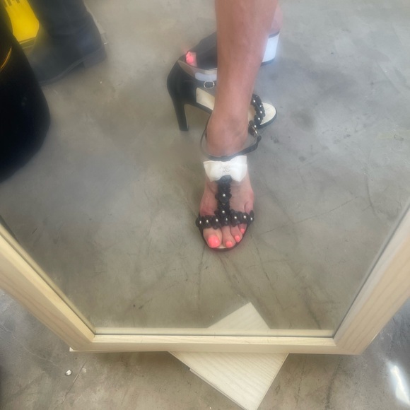 CHANEL LEATHER & PEARL SANDALS /39 - Picture 9 of 9